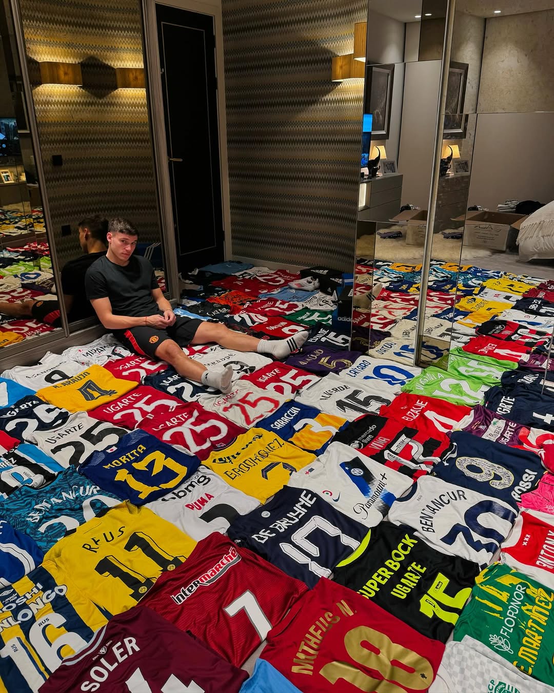  烏加特談球衣收藏：還想要魯尼和弗蘭的球衣，烏拉圭家里還有更多