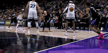  機(jī)智如我！喬治發(fā)底線球砸麥克丹尼爾斯背上自己接球雙手扣進(jìn)