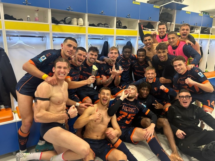  多古和隊(duì)友拍攝合照并和隊(duì)友們道別，他將周六前往曼徹斯特