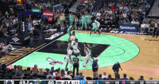  沒(méi)晃開(kāi)！哈登底角后撤步三分 被奧科吉迎面生生扇飛