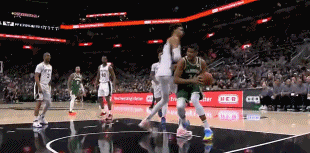  怪獸對(duì)決！字母哥連續(xù)強(qiáng)攻內(nèi)線(xiàn) 文班輕舒猿臂送上兩記大帽