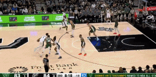  自?huà)佔(zhàn)钥?！文班亞馬突破拋投沒(méi)進(jìn) 自己搶板補(bǔ)扣打成