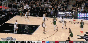  保羅放倒字母&后者很不滿 雙方球員迅速涌上來(lái)爆發(fā)激烈爭(zhēng)吵