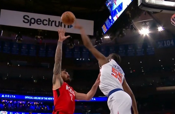  吃癟！亞當(dāng)斯強(qiáng)攻籃下先被新秀胡克波爾蒂封蓋 自己補(bǔ)籃還是丟