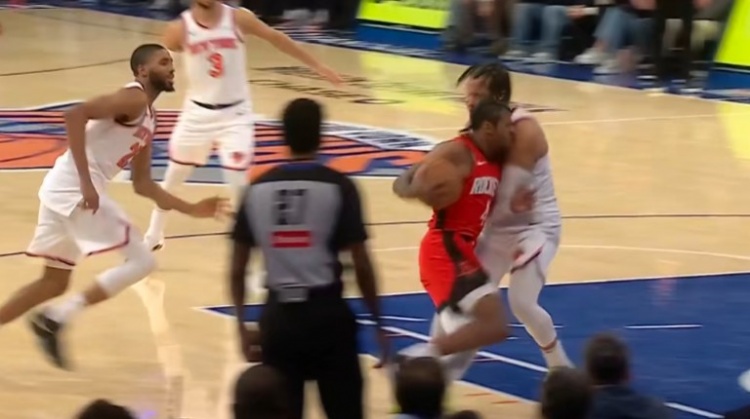  太莽了！杰倫-格林強(qiáng)攻被布倫森造進(jìn)攻犯規(guī) 已經(jīng)出現(xiàn)6失誤