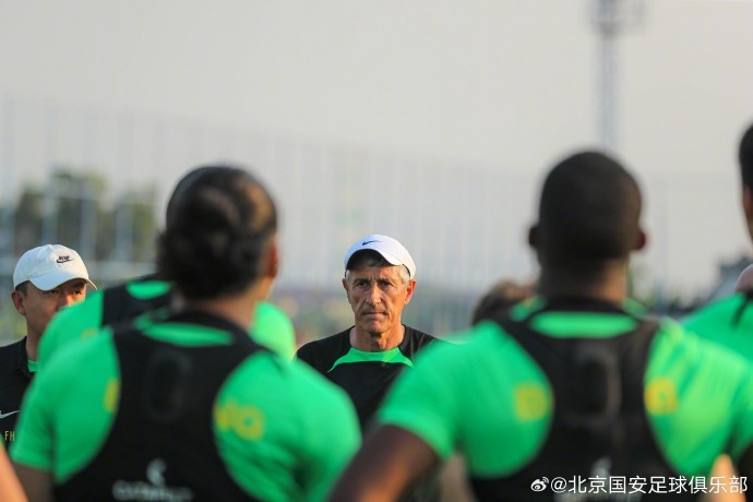  北京國(guó)安開始了抵達(dá)泰國(guó)的首堂訓(xùn)練課，會(huì)通過(guò)4場(chǎng)教學(xué)賽檢驗(yàn)訓(xùn)練