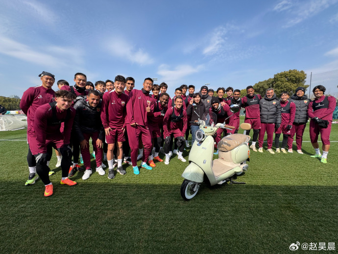  海港新聞官：在穆斯卡特感召下，全隊(duì)眾籌為基地阿姨買(mǎi)了電瓶車(chē)