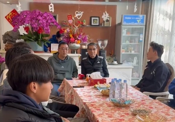  申花董事長谷際慶帶領部分球員，前往崇明基地看望徐根寶指導