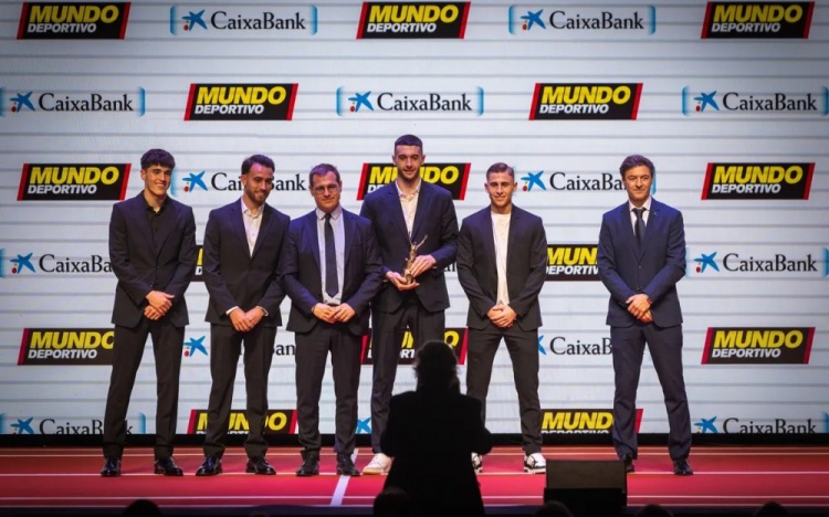  巴薩獲《世界體育報》頒獎典禮的特別獎，拉波爾塔代表俱樂部領獎