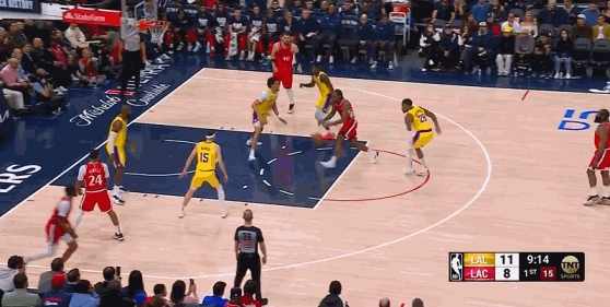  打得真好！里夫斯后場搶斷小卡 前場點(diǎn)傳助攻八村打?？齑? class=