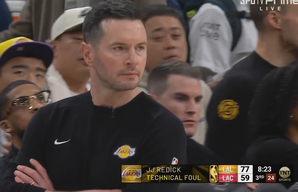  詹姆斯撞倒哈登被吹進(jìn)攻犯規(guī) 湖人挑戰(zhàn)失敗&雷迪克不滿(mǎn)結(jié)果吃T