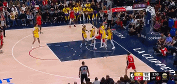  小摩擦！范德彪&祖巴茨爭搶籃板時(shí)相互糾纏 裁判響哨各吹一次技犯