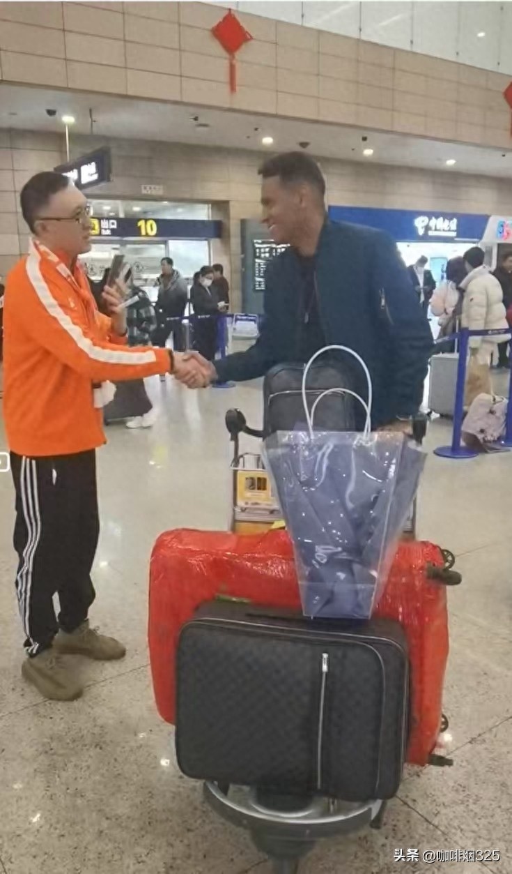  青島日?qǐng)?bào)：前巴西國(guó)奧球員奧古斯托與海牛會(huì)合，球隊(duì)五外援到位