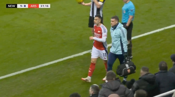  馬丁內(nèi)利第37分鐘傷退，恩瓦內(nèi)里替補(bǔ)登場(chǎng)