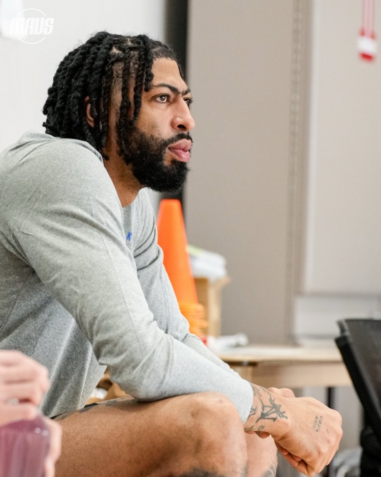  首秀將至！明日獨(dú)行俠戰(zhàn)綠軍 濃眉狀態(tài)升級(jí)為出戰(zhàn)成疑