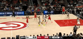  霸氣！特雷-楊三分不中 奧孔武籃下隔著巴恩斯單臂補(bǔ)扣