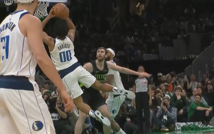  乘勝追擊！克里斯蒂突到內(nèi)線失衡拋投打進(jìn)還有加罰