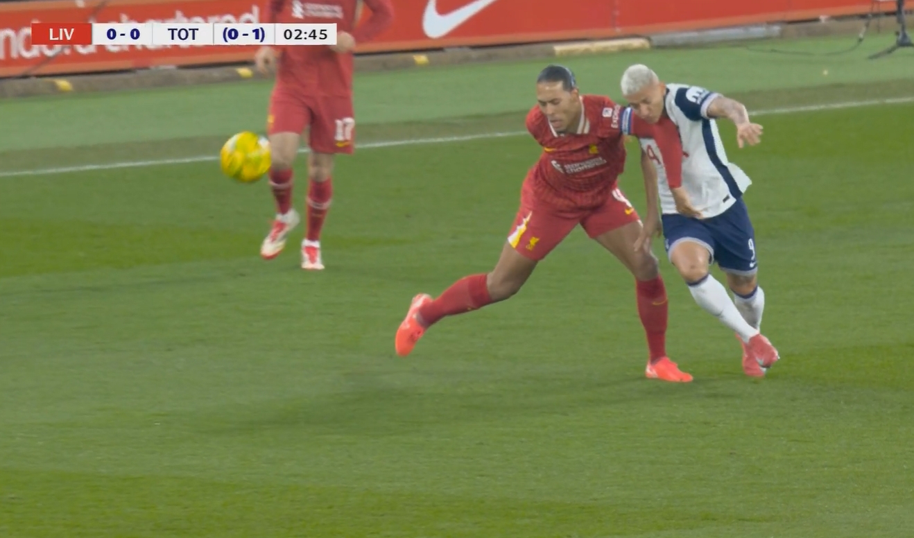  逃紅??范迪克開場2分鐘肘擊理查利森，裁判沒有表示