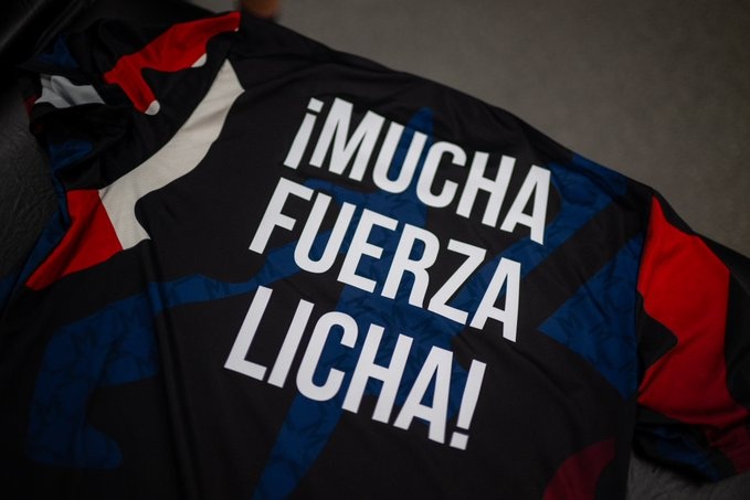  曼聯(lián)球員賽前穿特別版熱身球衣，為重傷的利馬送祝福