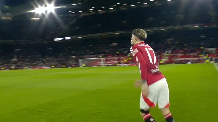  曼聯(lián)半場調(diào)整，多古被換下加納喬登場