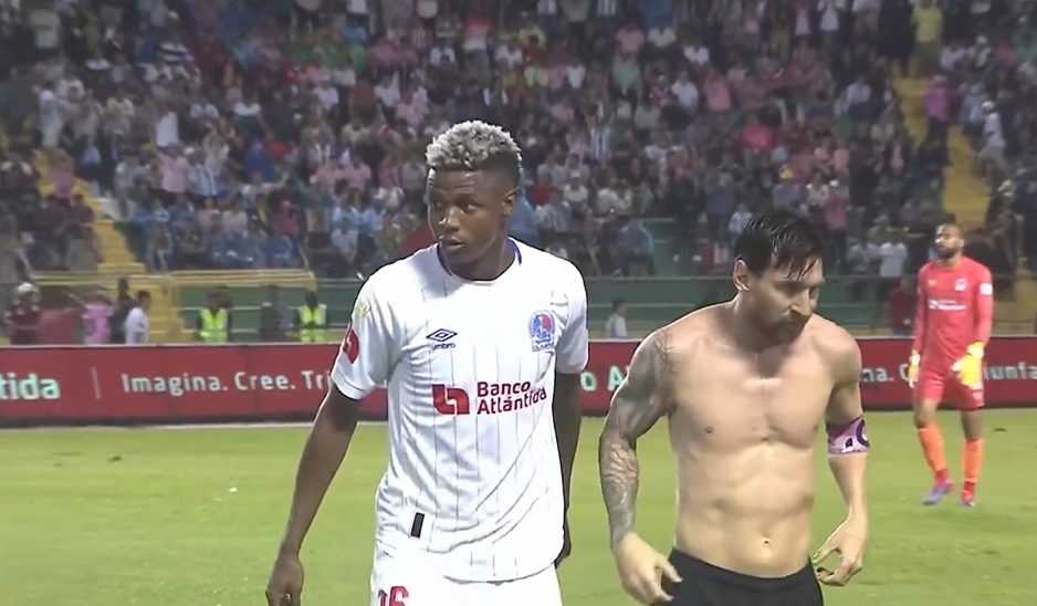  又光膀子了~上半場(chǎng)結(jié)束，對(duì)手要走了梅西的球衣