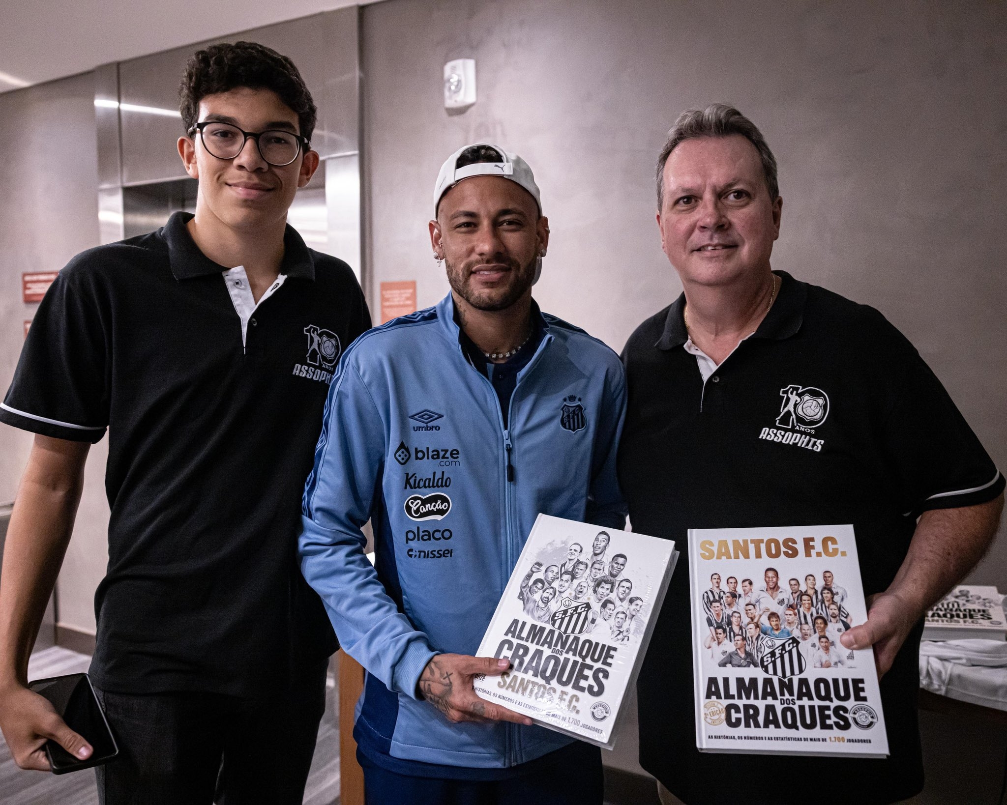  歷史的傳承！內(nèi)馬爾獲贈(zèng)桑托斯俱樂部球星年鑒