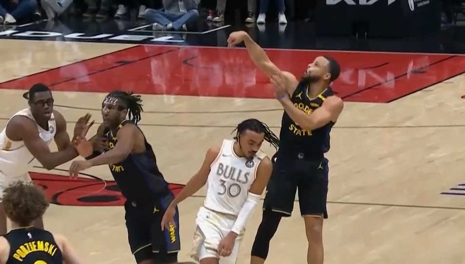  咔咔追分！庫里第三節(jié)已砍16分 24分分差追到只剩2分！