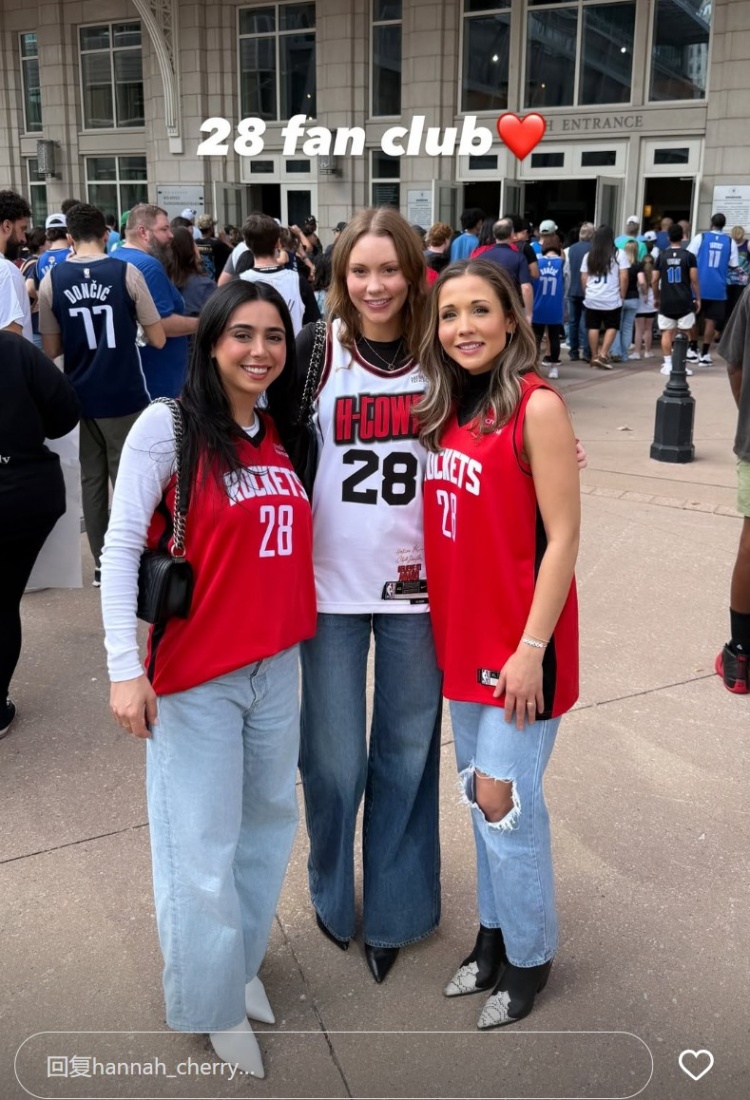  不怕給你搶嘍！申京女友曬自己和兩位女球迷的合影