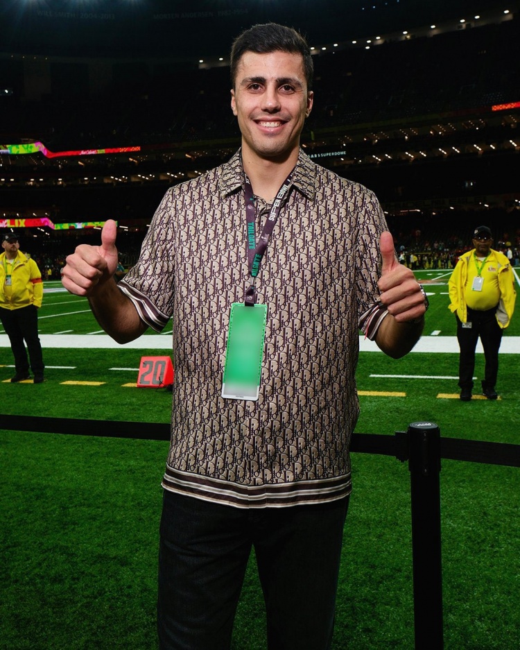  羅德里現(xiàn)場觀看NFL超級碗，據(jù)悉曼城派理療師陪同