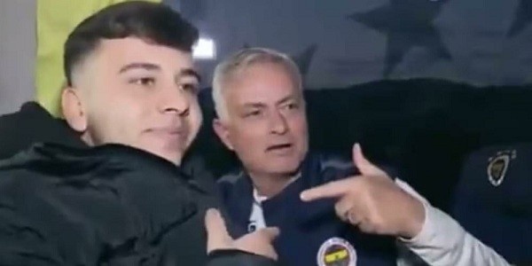  土媒：穆里尼奧讓費內(nèi)巴切大巴停車，邀請一名球迷上車并合影留念