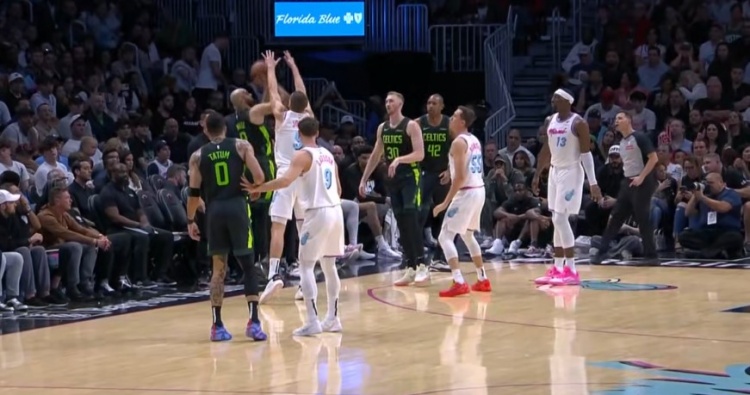  神來(lái)之筆！德里克-懷特發(fā)球后自己接球強(qiáng)投三分壓哨命中