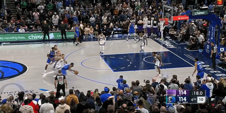  關(guān)鍵球！歐文閃電轉(zhuǎn)身甩開防守 面對兩人補(bǔ)防探身上籃反超