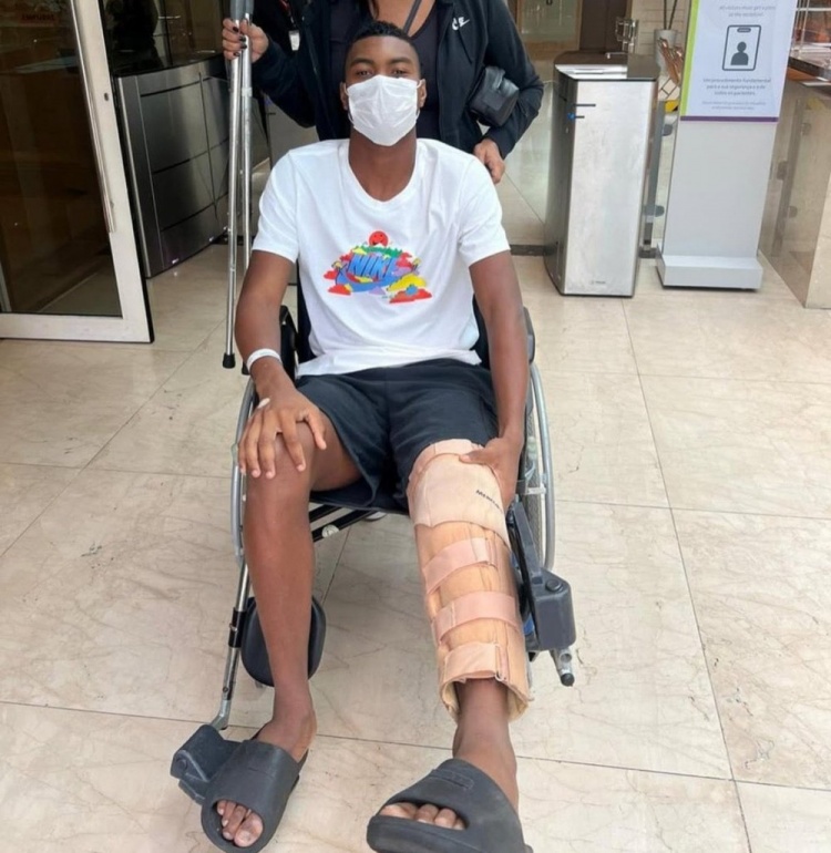  記者：費(fèi)內(nèi)巴切準(zhǔn)新援索薩右腿受傷，俱樂(lè)部決定取消轉(zhuǎn)會(huì)