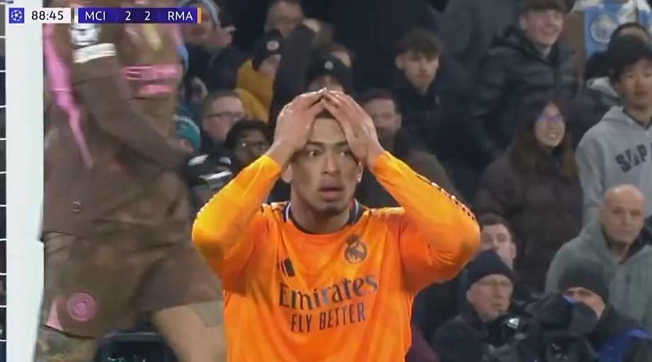  爭議！第89分鐘貝林厄姆被B席撞翻，裁判未吹犯規(guī)