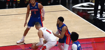  領(lǐng)先40分還搞！裁判吹哈里斯對(duì)武器犯規(guī) 活塞挑戰(zhàn)成功&武器翻白眼