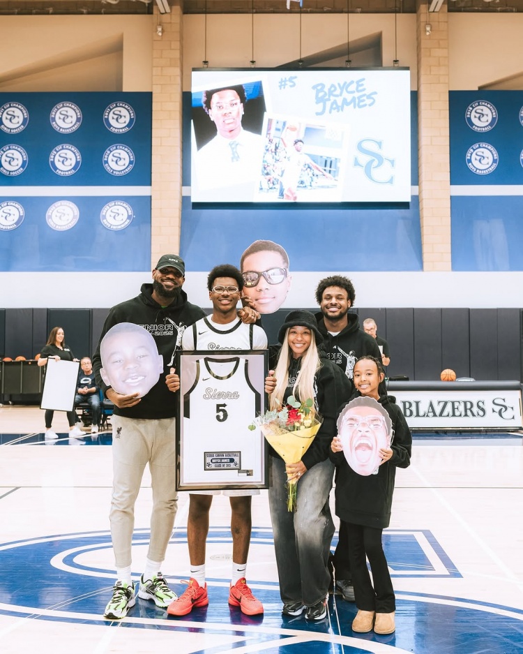  幸福一家人！詹姆斯攜全家參加了布萊斯的季后賽出征儀式