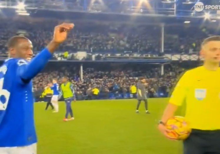  上頭！杜庫雷染紅后依舊興奮，面帶笑容和范迪克互噴&讓后者閉嘴