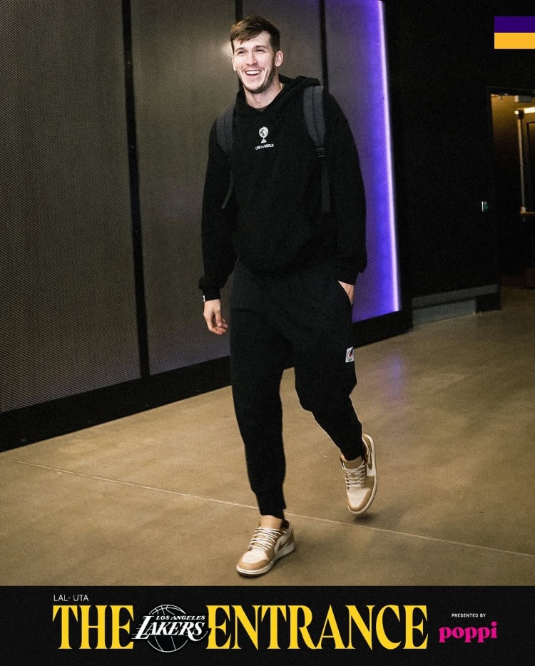  湖人眾將入場(chǎng)穿搭：里夫斯、詹姆斯、東契奇統(tǒng)一黑色衛(wèi)衣??