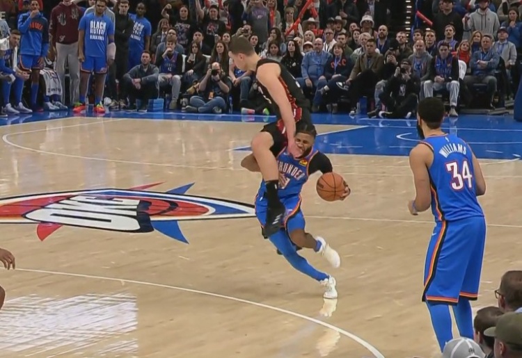  “兩敗俱傷”！喬點飛約維奇 后者大腿撞前者肩膀后雙雙受傷