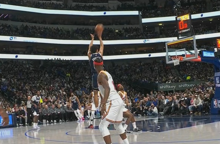  像他么？！克里斯蒂面對(duì)希爾德 中距離急停干拔后仰射進(jìn)