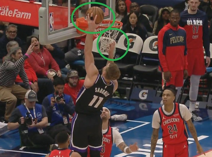  虧到家了！小薩前場籃板補(bǔ)扣反超&但同時(shí)手抓籃網(wǎng) 鵜鶘抱怨吃T！