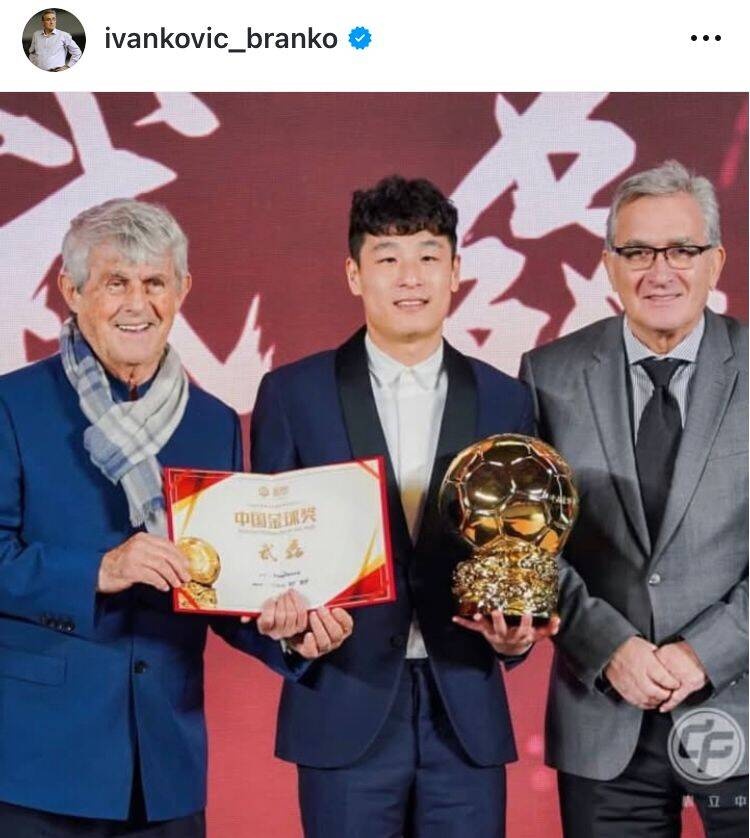  出席中國金球獎頒獎儀式，伊萬曬與武磊、米盧同框照片