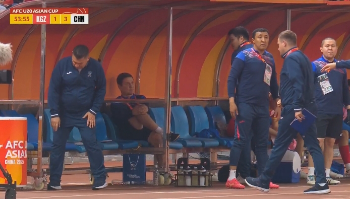 急了！對手教練在場邊抗議判罰，裁判向他出示黃牌