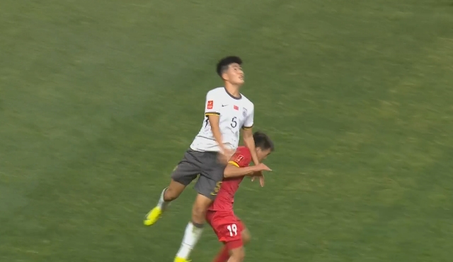  有犯規(guī)嫌疑！彭嘯爭(zhēng)頂被“抬轎”裁判未吹，國青被扳1球仍3-2領(lǐng)先