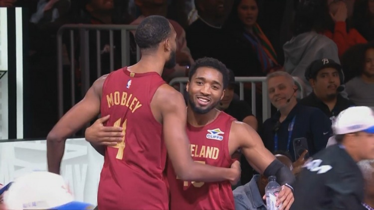  騎勇再戰(zhàn)！技巧賽決賽騎士力壓勇士奪得冠軍 場(chǎng)邊庫(kù)里鼓掌祝賀