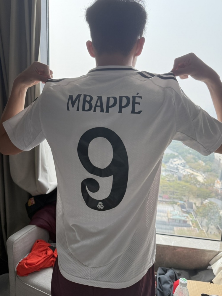  王鈺棟曬身穿姆巴佩球衣照，網(wǎng)友點贊：球迷和偶像一樣厲害