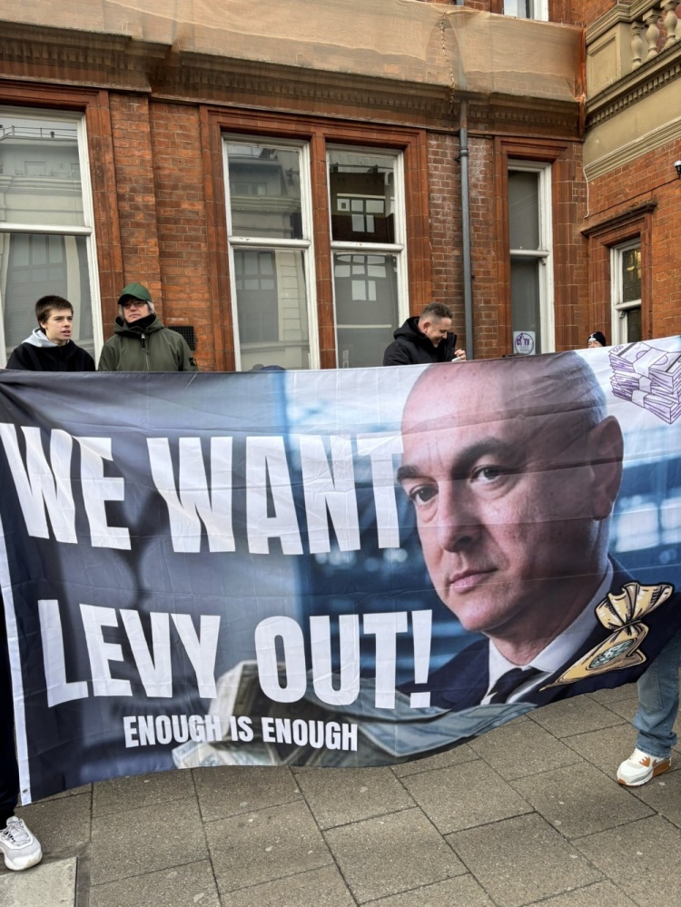  熱刺球迷場外抗議俱樂部：我們要列維滾蛋！列維吸熱刺的血！