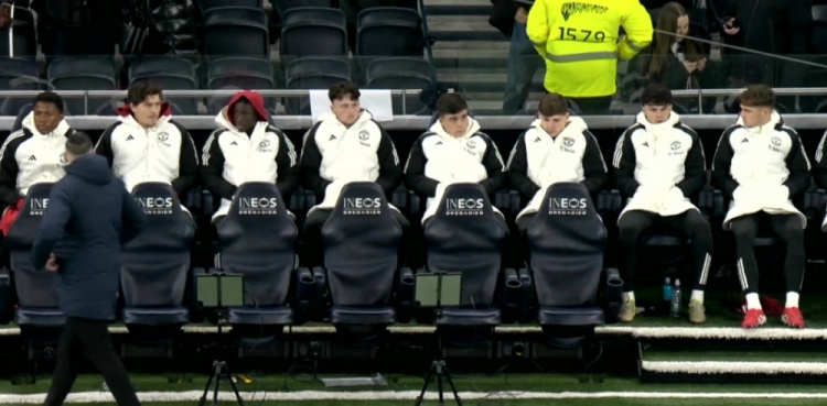  幼兒園！曼聯(lián)替補(bǔ)僅林德洛夫有一線隊(duì)出場(chǎng)經(jīng)歷，平均年齡只有19歲