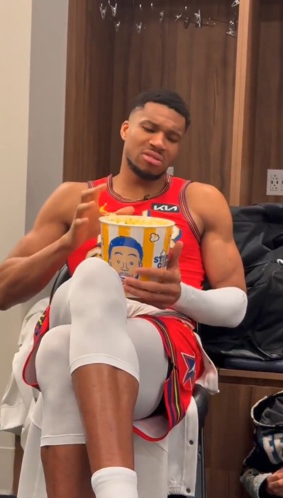  字母哥更衣室吃“庫里爆米花”！打趣道：吃這個能讓你投籃更準(zhǔn)？