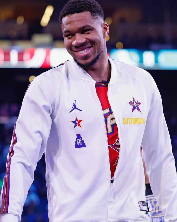  學(xué)得有模有樣！字母哥曬和兩個兒子的合照：三巨頭